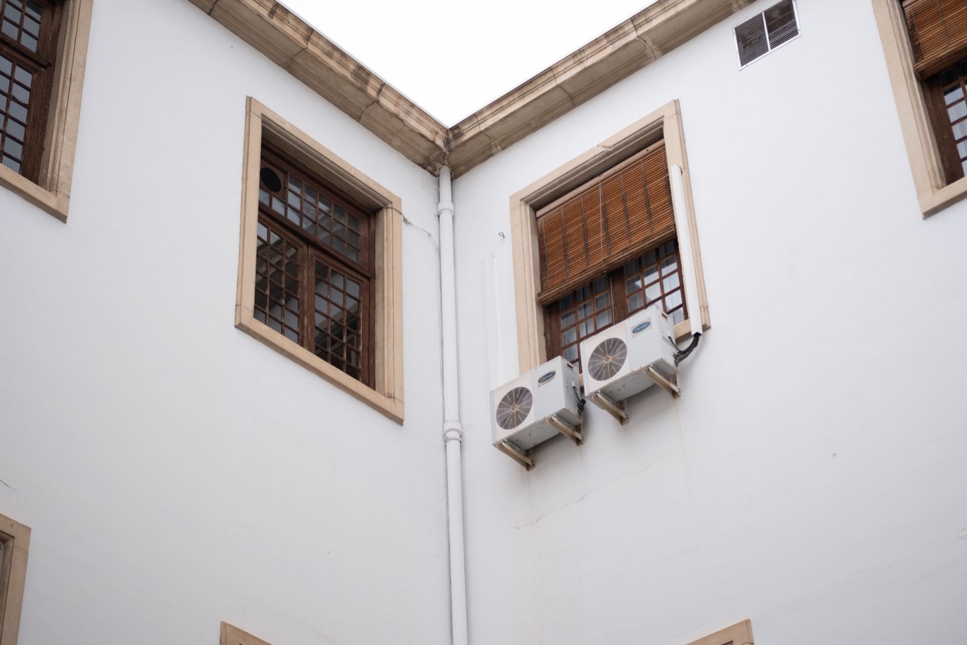 Unité extérieure de climatisation installée sur la façade ensoleillée d'un logement de la région Normandie